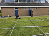 Opbouwen tent op sportpark 'Het Springer' (maandag 29 april 2024) (4/41)